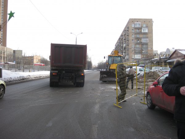 Лужков, уходя, сказал Собянину, что под одним из московских тротуаров зарыт клад (с) Лужков, уходя, сказал Собянину, что под одним из московских тротуаров зарыт клад (с)